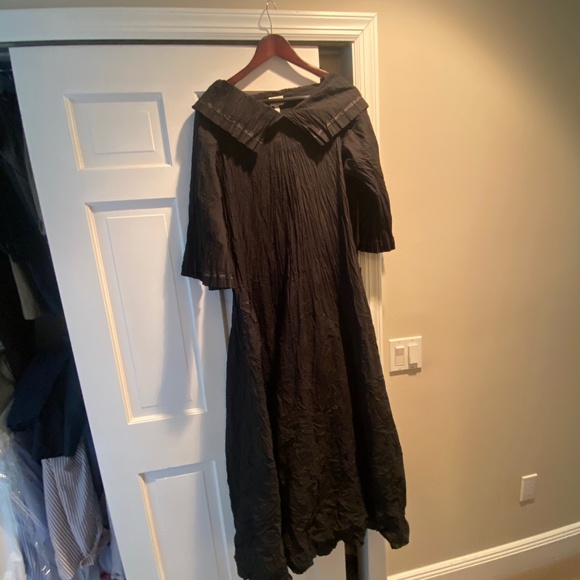 Black dress with two pockets. Very easy to pack/travel/wash/dry - Picture 1 of 2